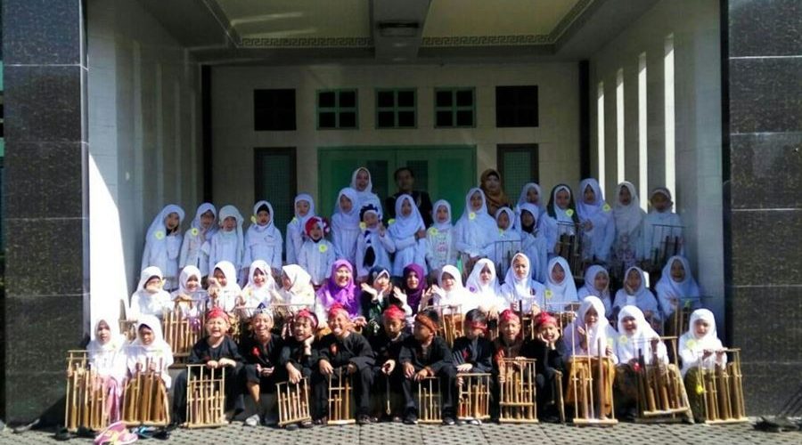 Assakinah Angklung Team