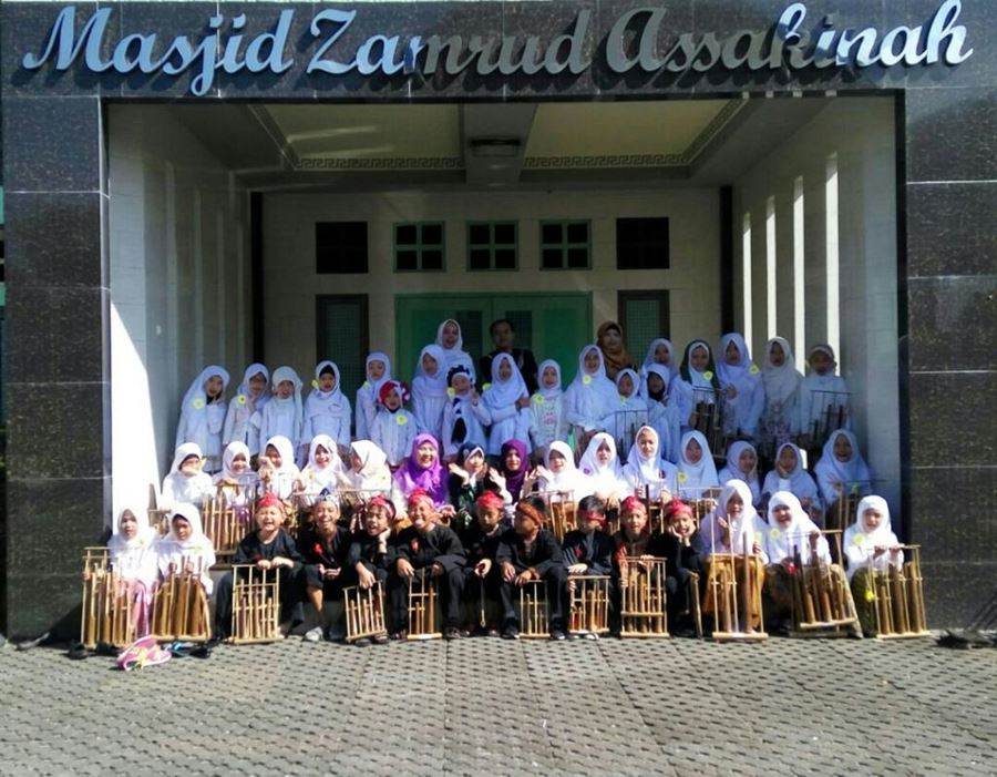 Assakinah Angklung Team
